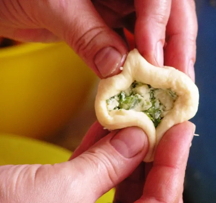 Пончики-пирожки с зеленью и сырами.: шаг 6