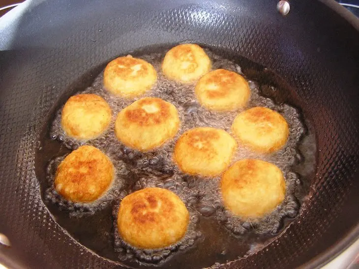 Пончики-пирожки с зеленью и сырами.: шаг 8