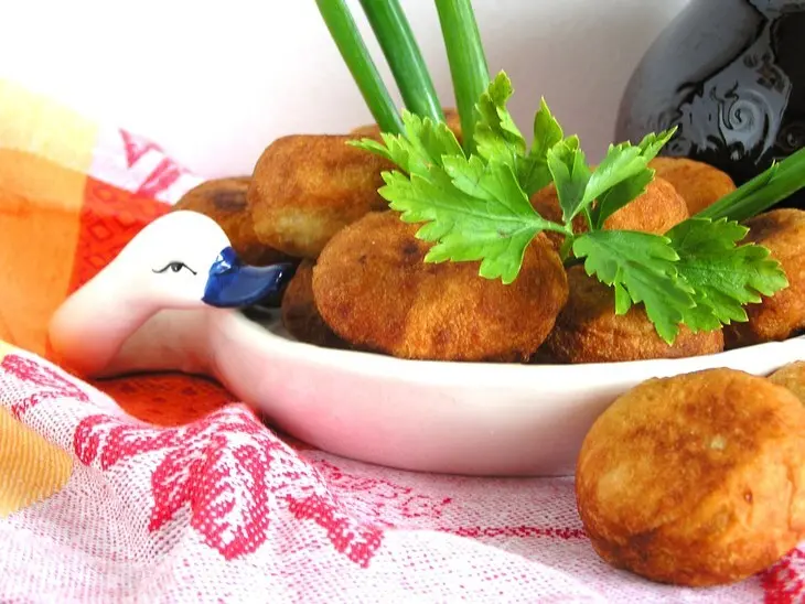 Пончики-пирожки с зеленью и сырами.: шаг 11