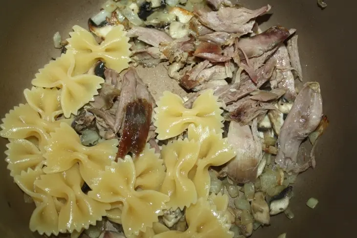 Жульен с утиным конфитом, королевскими шампиньонами и farfalle borges: шаг 9