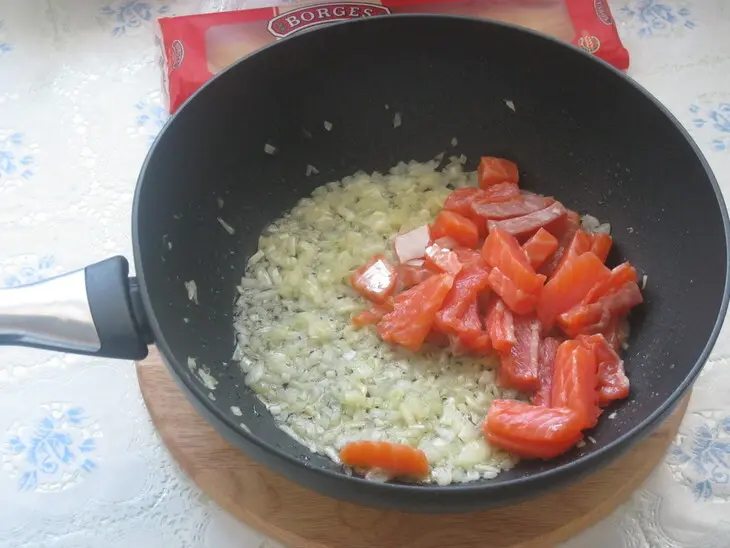 Сливочная паста с красной рыбой и икрой: шаг 3