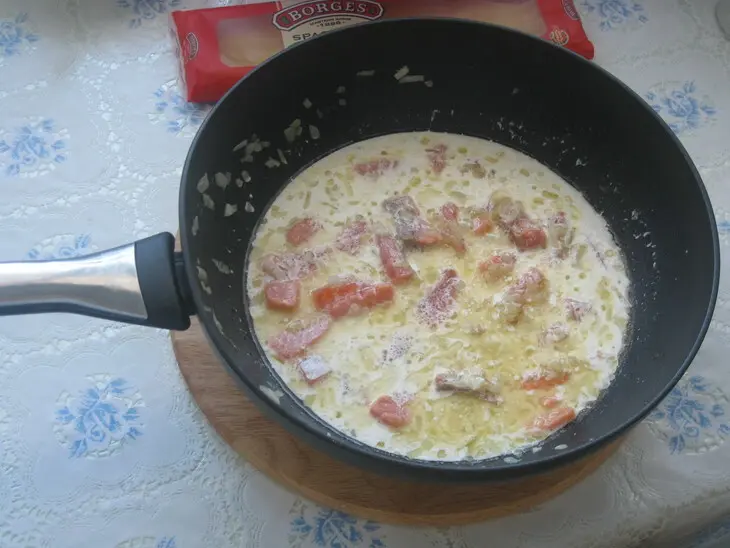 Сливочная паста с красной рыбой и икрой: шаг 4