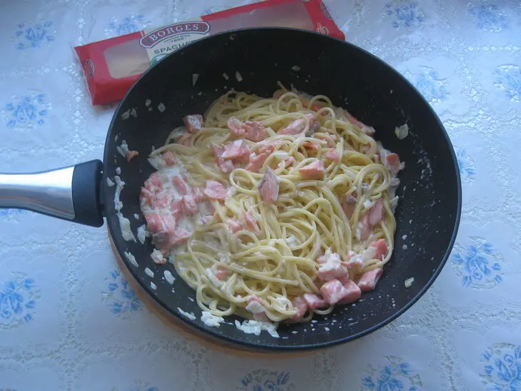 Сливочная паста с красной рыбой и икрой: шаг 5