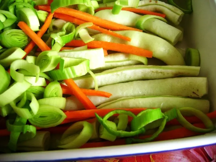 Стручковая  фасоль, запеченная с овощами.: шаг 1