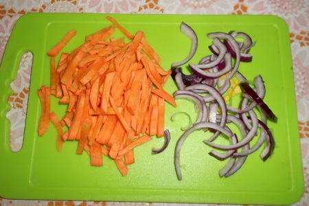 Пестрый салат с морковью, яблоком и грецкими орехами: шаг 1