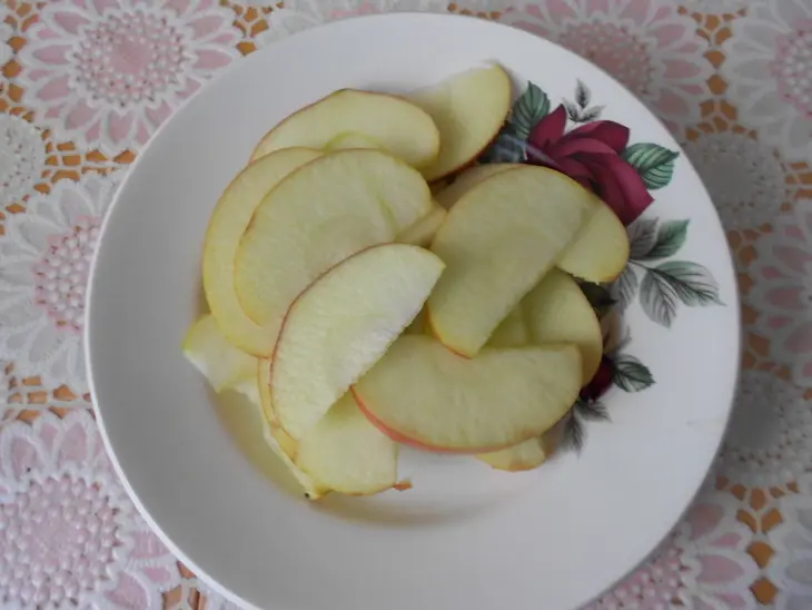Пестрый салат с морковью, яблоком и грецкими орехами: шаг 2