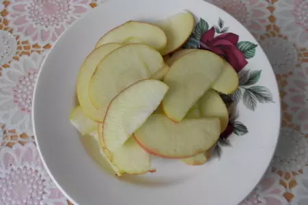 Пестрый салат с морковью, яблоком и грецкими орехами: шаг 2
