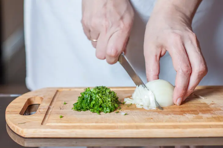 Рулет из капусты с грецкими орехами и черносливом: шаг 1
