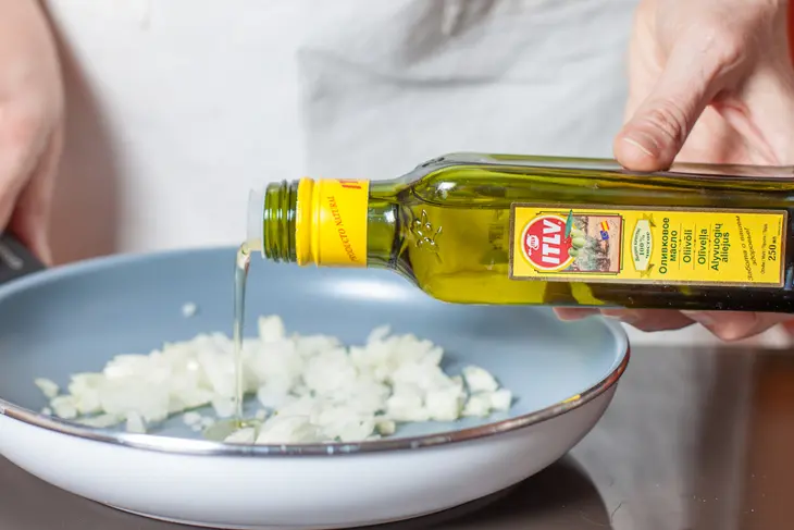Рулет из капусты с грецкими орехами и черносливом: шаг 2
