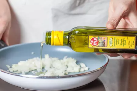 Рулет из капусты с грецкими орехами и черносливом: шаг 2