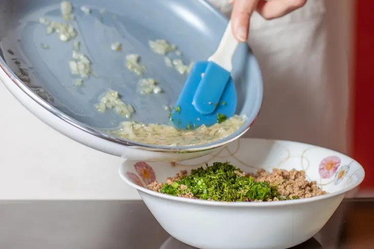 Рулет из капусты с грецкими орехами и черносливом: шаг 4