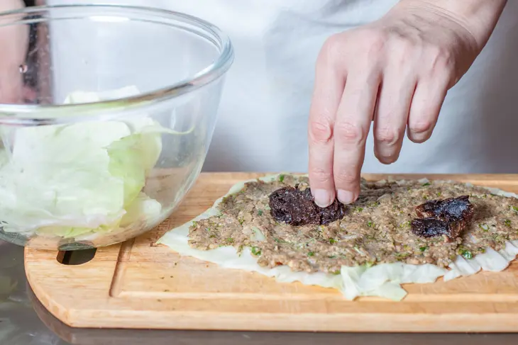 Рулет из капусты с грецкими орехами и черносливом: шаг 6