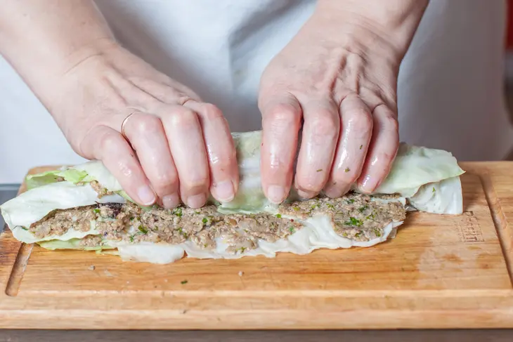 Рулет из капусты с грецкими орехами и черносливом: шаг 7