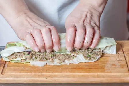 Рулет из капусты с грецкими орехами и черносливом: шаг 7