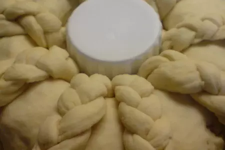 Закусочный венок-рулет с жареным луком,ветчиной и сыром: шаг 5