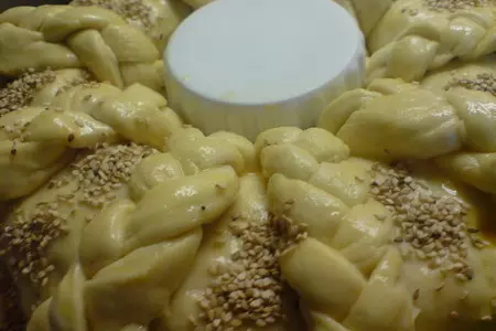 Закусочный венок-рулет с жареным луком,ветчиной и сыром: шаг 6