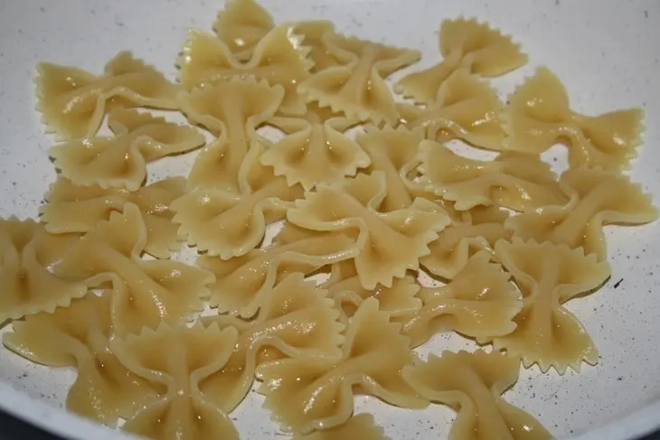 Горшочек с мидиями и farfalle borges: шаг 4