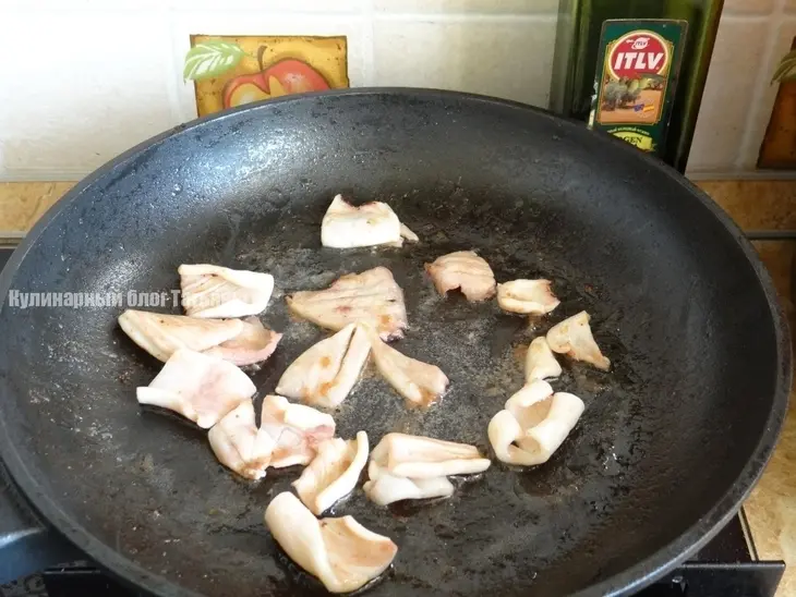 Тыквенный салат с жаренным кальмаром: шаг 1