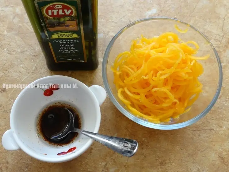 Тыквенный салат с жаренным кальмаром: шаг 3