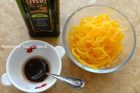 Тыквенный салат с жаренным кальмаром: шаг 3