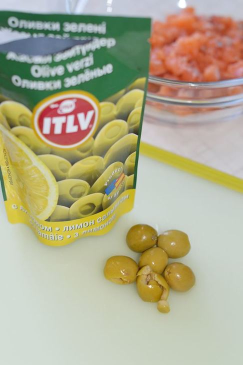 Котлеты из форели с оливками и вялеными томатами в духовке.: шаг 1
