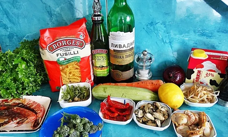 Соте с морепродуктами и пастой под соусом из морских гребешков.: шаг 1