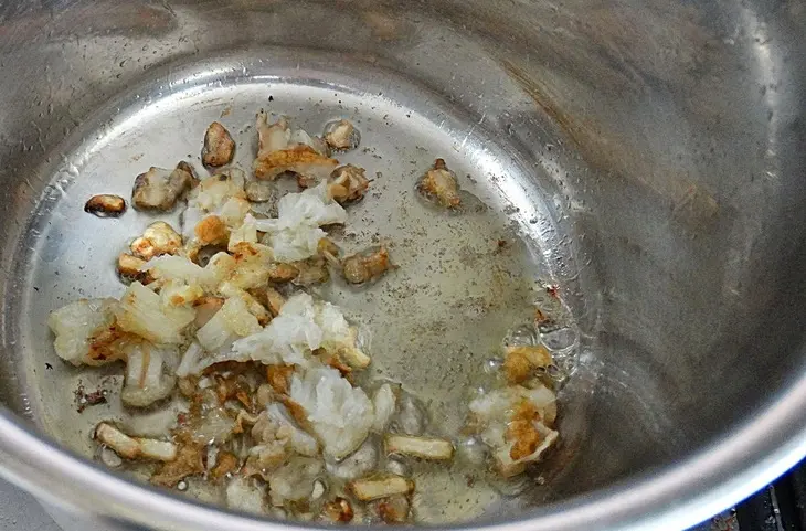 Соте с морепродуктами и пастой под соусом из морских гребешков.: шаг 4