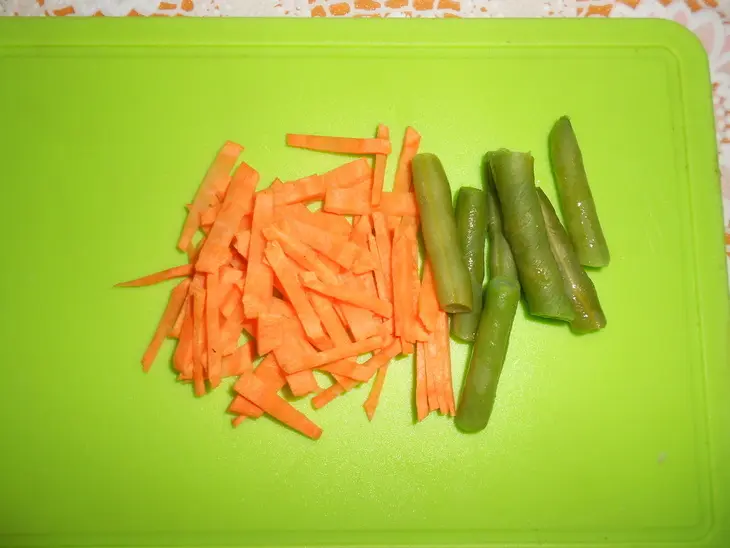 Салат с курицей на подушке из овощей: шаг 2