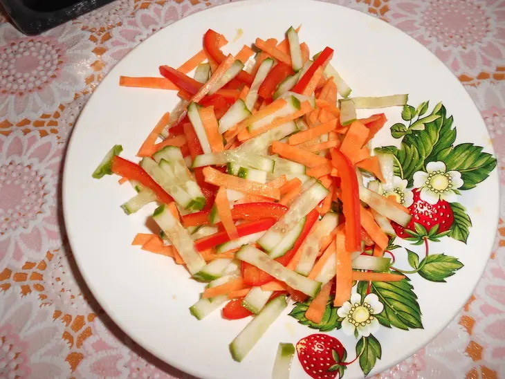 Салат с курицей на подушке из овощей: шаг 4