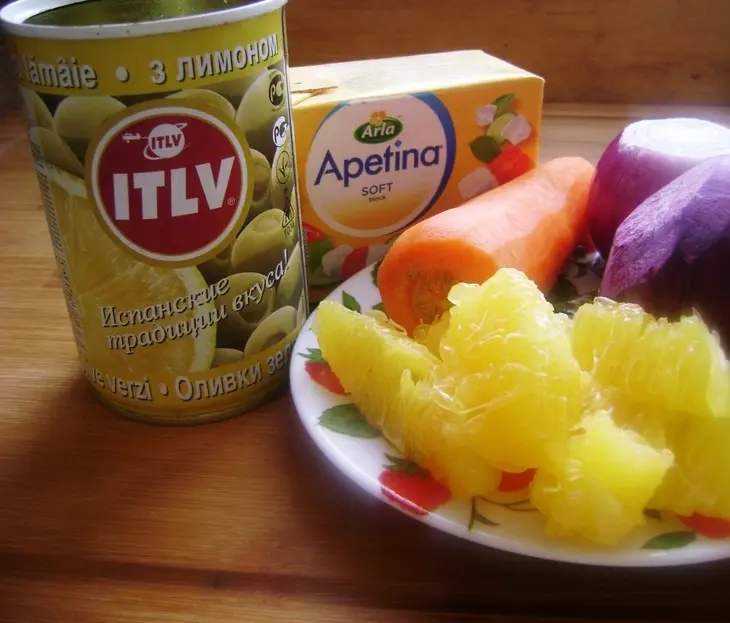 Салат из  свежих свеклы и моркови с апельсином и сыром.: шаг 1