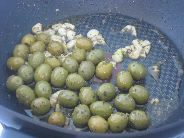 Паста с красным вином и оливками: шаг 6