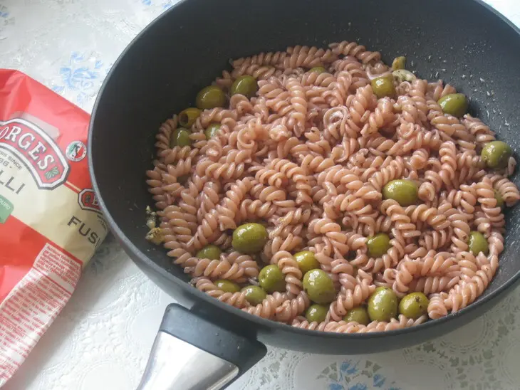 Паста с красным вином и оливками: шаг 7