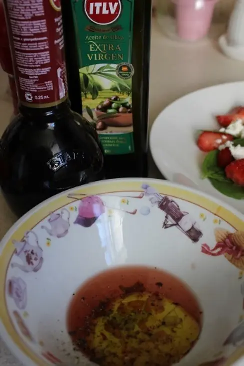Салат с клубникой и базиликом: шаг 4