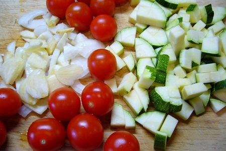 Паста с креветками, кабачками и помидорами черри. вкусный и быстрый праздничный обед.: шаг 1