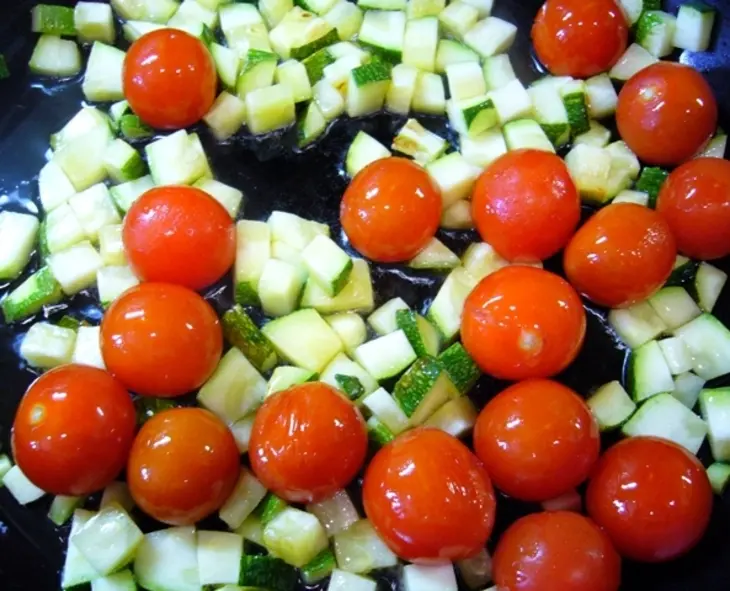 Паста с креветками, кабачками и помидорами черри, вкусный и быстрый праздничный обед: шаг 2