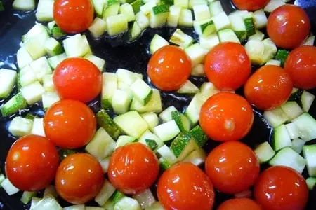 Паста с креветками, кабачками и помидорами черри, вкусный и быстрый праздничный обед: шаг 2