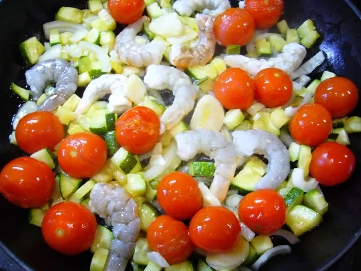Паста с креветками, кабачками и помидорами черри, вкусный и быстрый праздничный обед: шаг 3