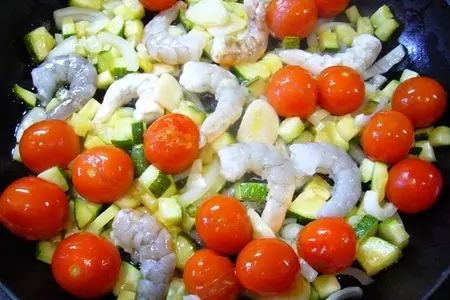 Паста с креветками, кабачками и помидорами черри, вкусный и быстрый праздничный обед: шаг 3