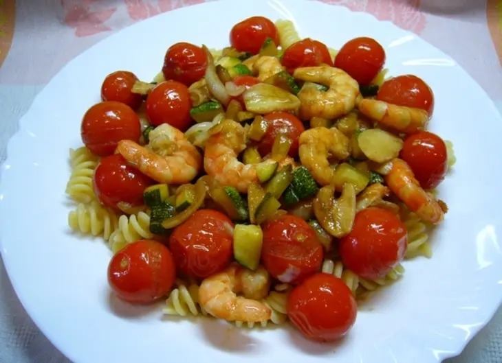Паста с креветками, кабачками и помидорами черри, вкусный и быстрый праздничный обед: шаг 4