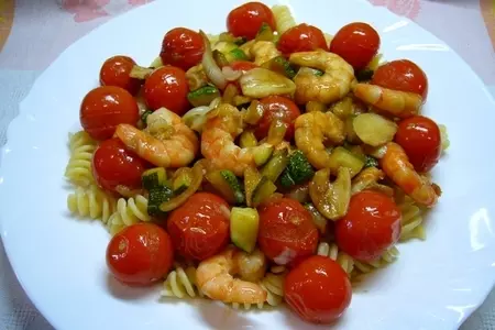 Паста с креветками, кабачками и помидорами черри, вкусный и быстрый праздничный обед: шаг 4