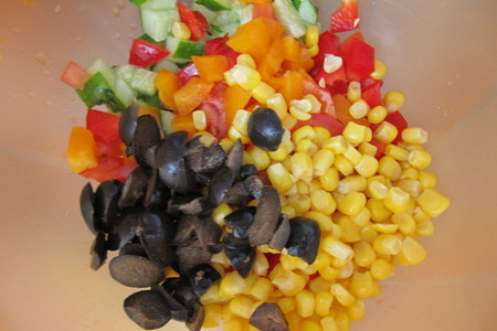 Салат с кукурузой и овощами: шаг 3