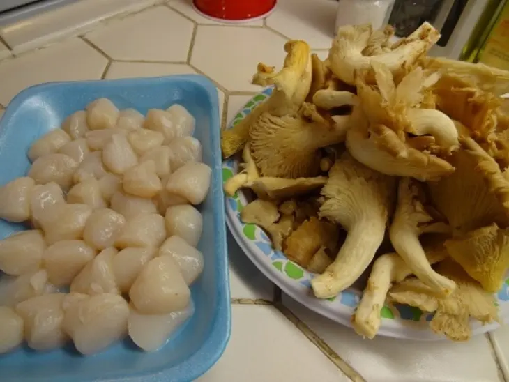 Макароны с гребешками и грибами: шаг 1