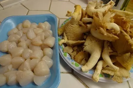 Макароны с гребешками и грибами: шаг 1