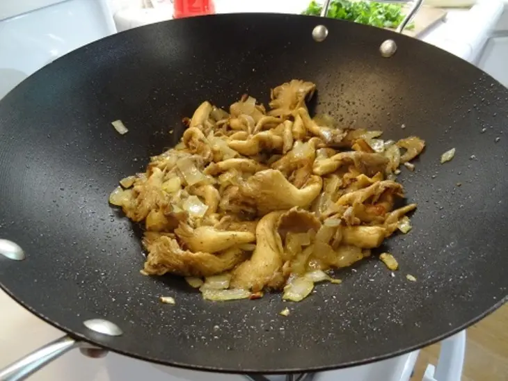 Макароны с гребешками и грибами: шаг 4