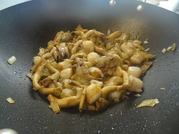 Макароны с гребешками и грибами: шаг 5