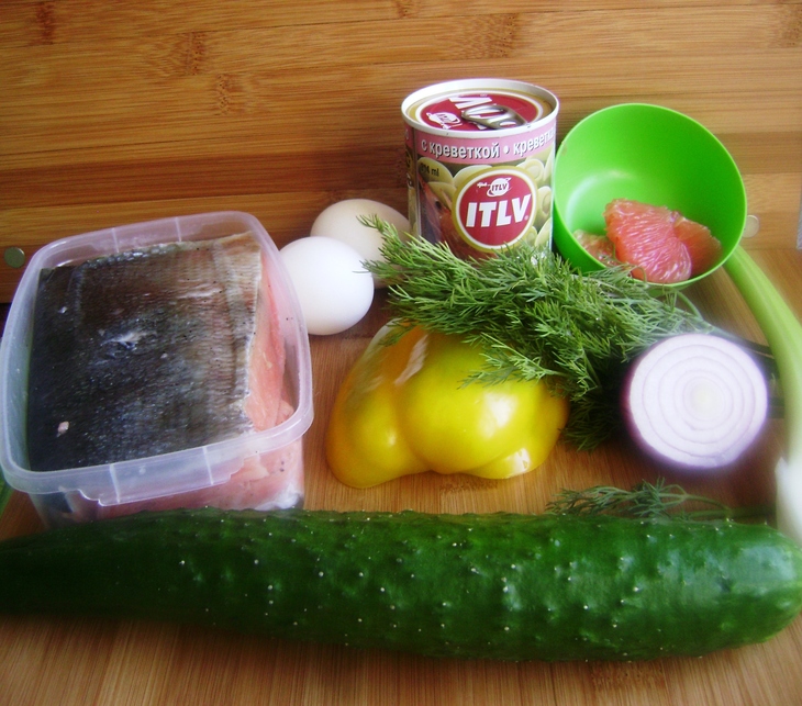 Салат с малосольной кетой и овощами «радостный».: шаг 1