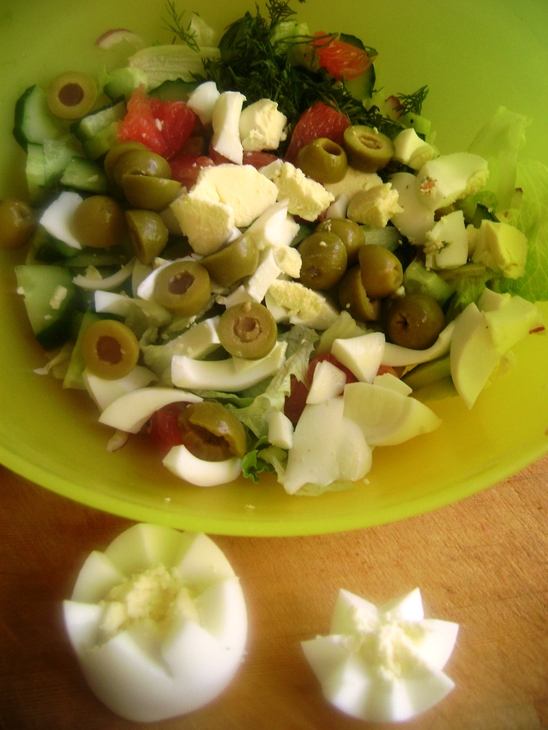 Салат с малосольной кетой и овощами «радостный».: шаг 2