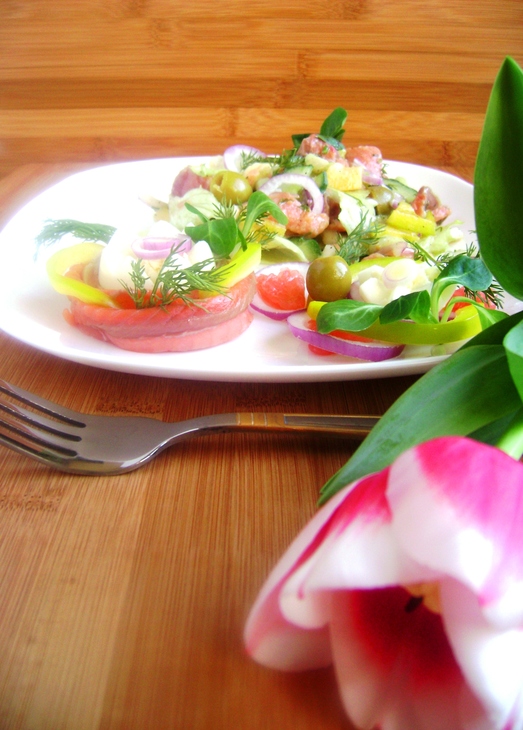 Салат с малосольной кетой и овощами «радостный».: шаг 3