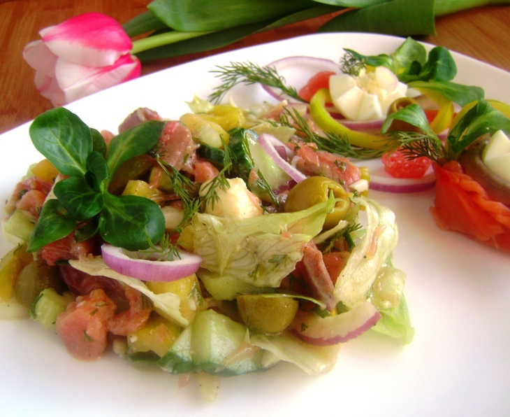 Салат с малосольной кетой и овощами «радостный».: шаг 4