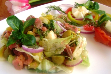 Салат с малосольной кетой и овощами «радостный».: шаг 4